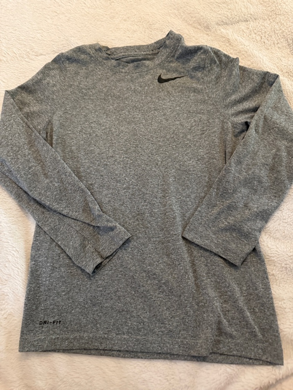 Boys Nike Gray Long Sleeve Dri-FIT Performance Tee, size Small